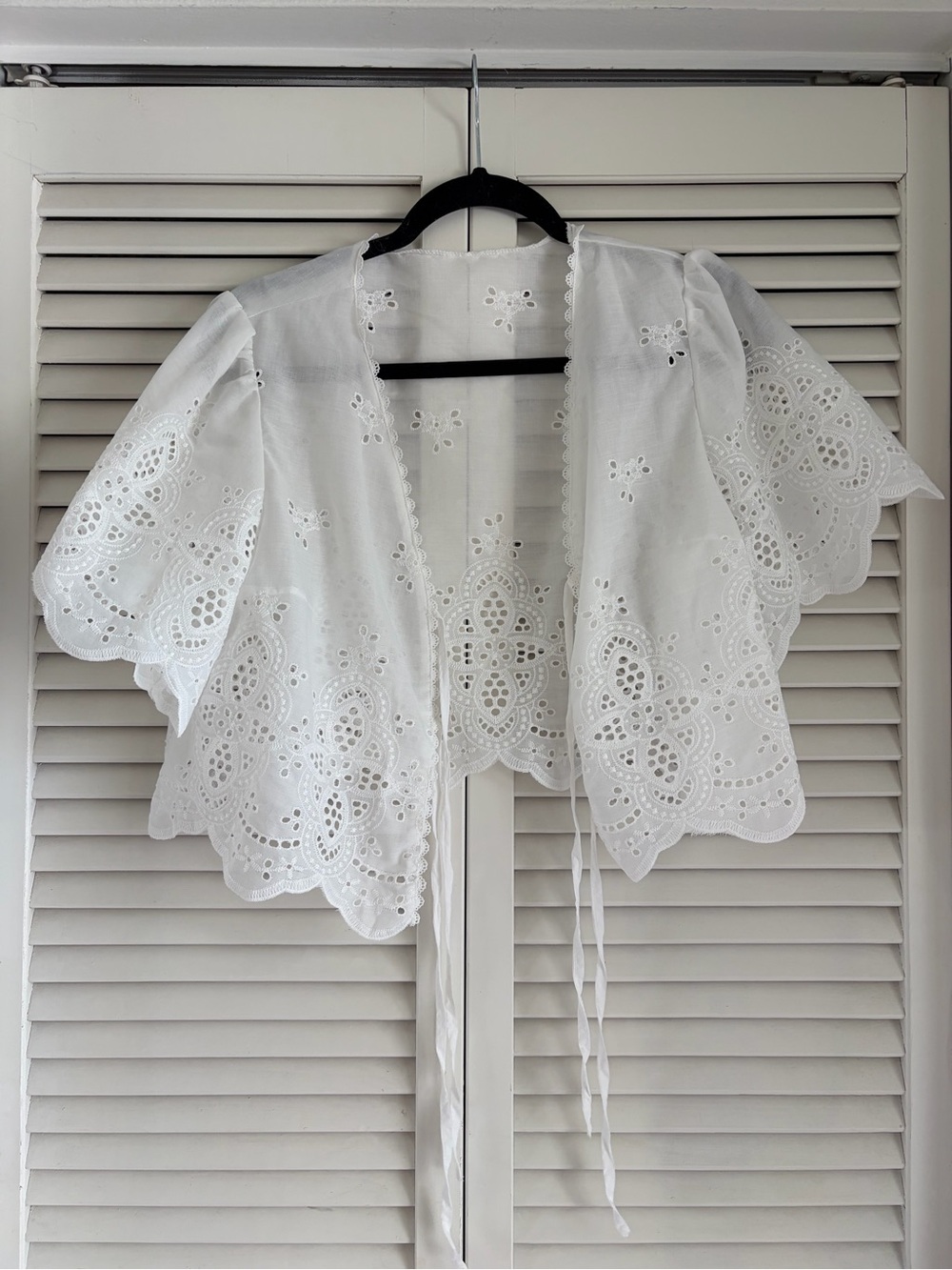 White Eyelet Scallop Tie-Front Capelet sz. OS